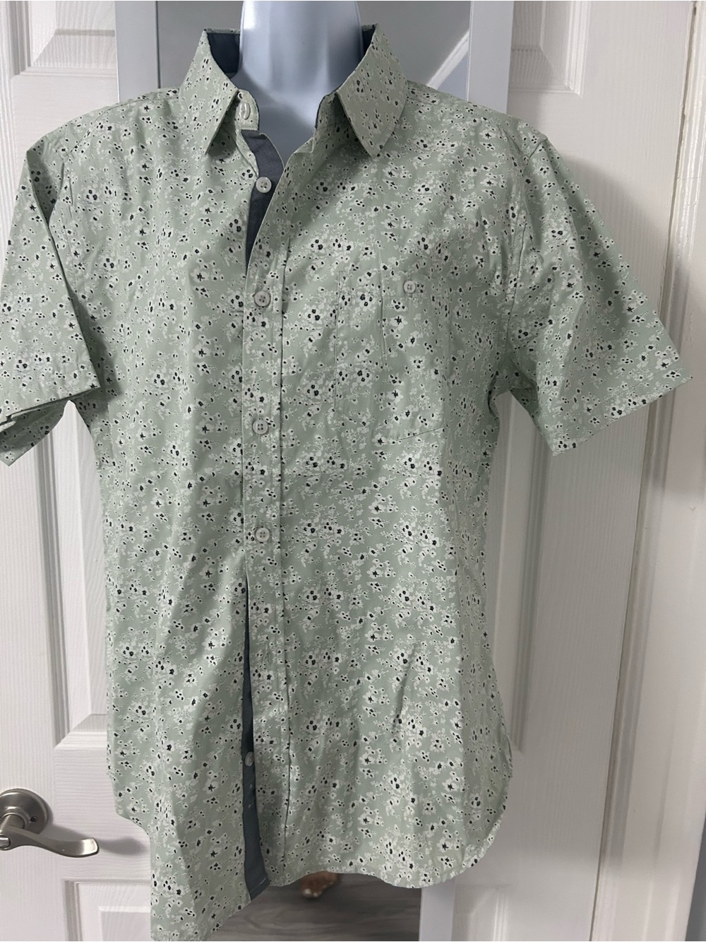 Casual Short-Sleeve Button-Down Shirt in Light Sage Floral